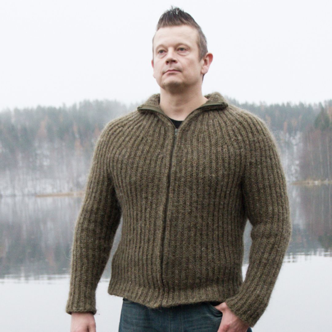 Havukainen kaarrokeneuletakki ulkoilussa - lämmin, istuva ja ryhdikäs villatakki kolmelle vuodenajalle.