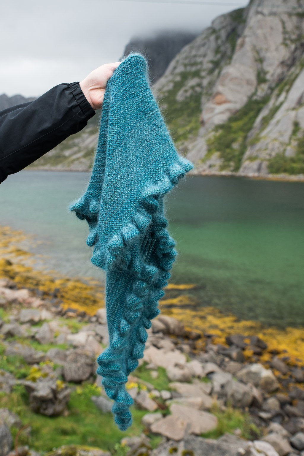 Romanttinen Senja-huivi, jossa seitsemän kevyesti kuultavaa mohairraitaa ja runsas, aaltoileva röyhelö reunassa.