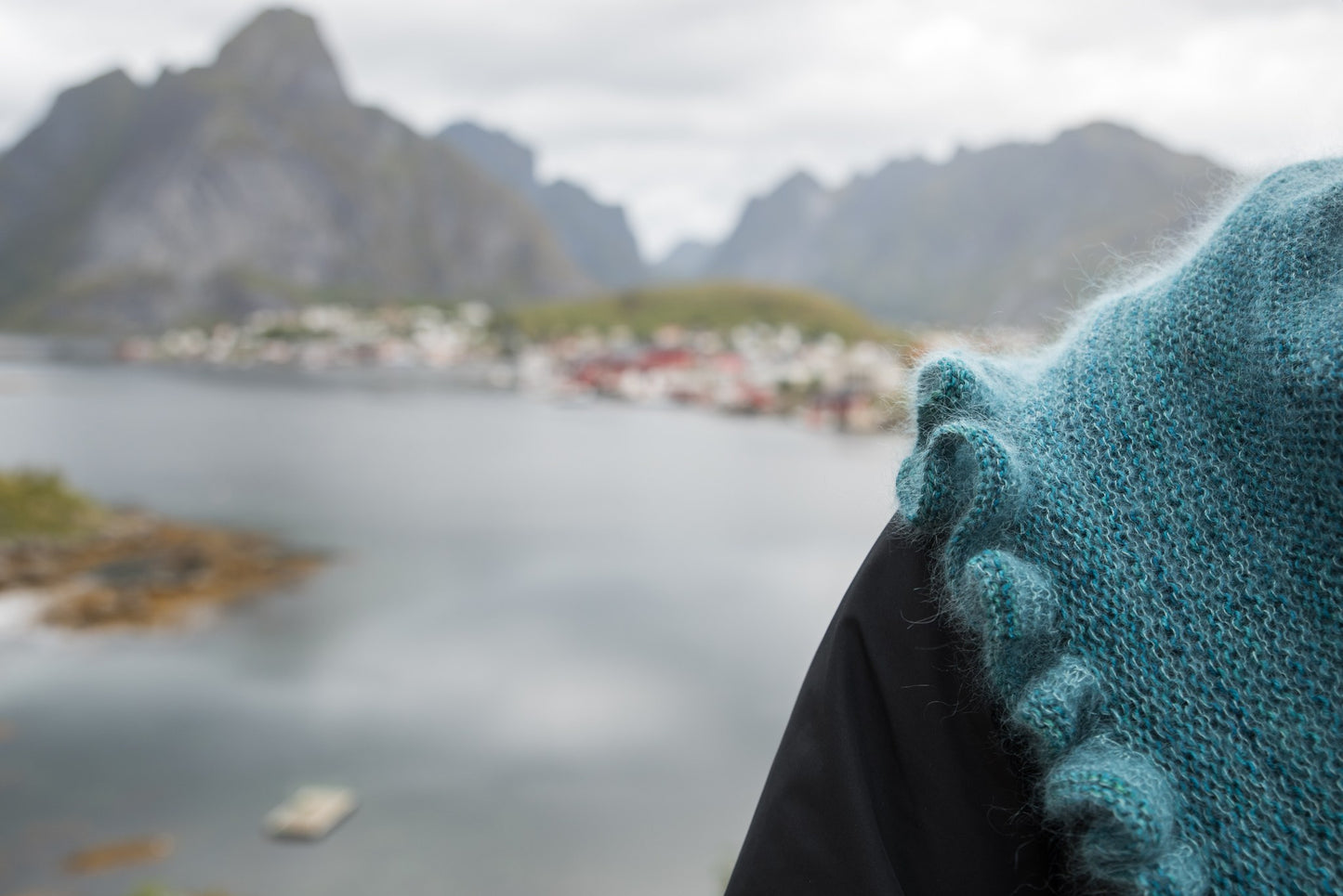 Romanttinen Senja-huivi, jossa seitsemän kevyesti kuultavaa mohairraitaa ja runsas, aaltoileva röyhelö reunassa.
