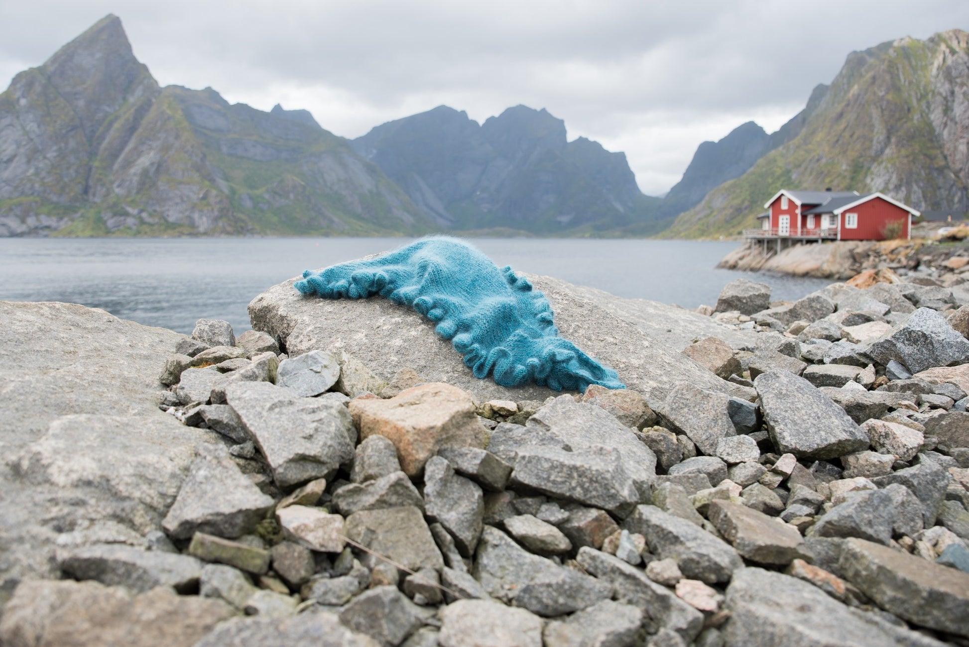 Romanttinen Senja-huivi, jossa seitsemän kevyesti kuultavaa mohairraitaa ja runsas, aaltoileva röyhelö reunassa.