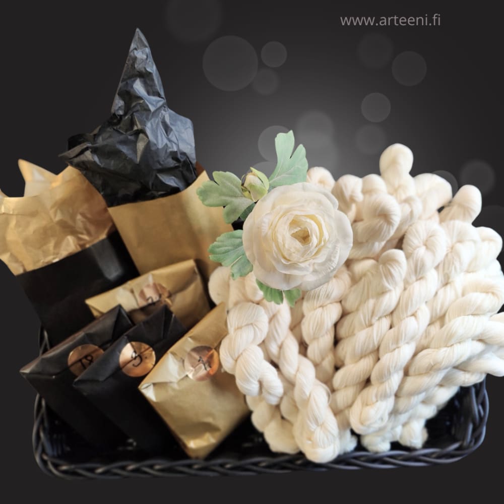 Arteenin lankajoulukalenteri 2025 sisältää 24 yksittäispakattua käsinvärjättyä minivyyhtiä merinovillasukkalankaa