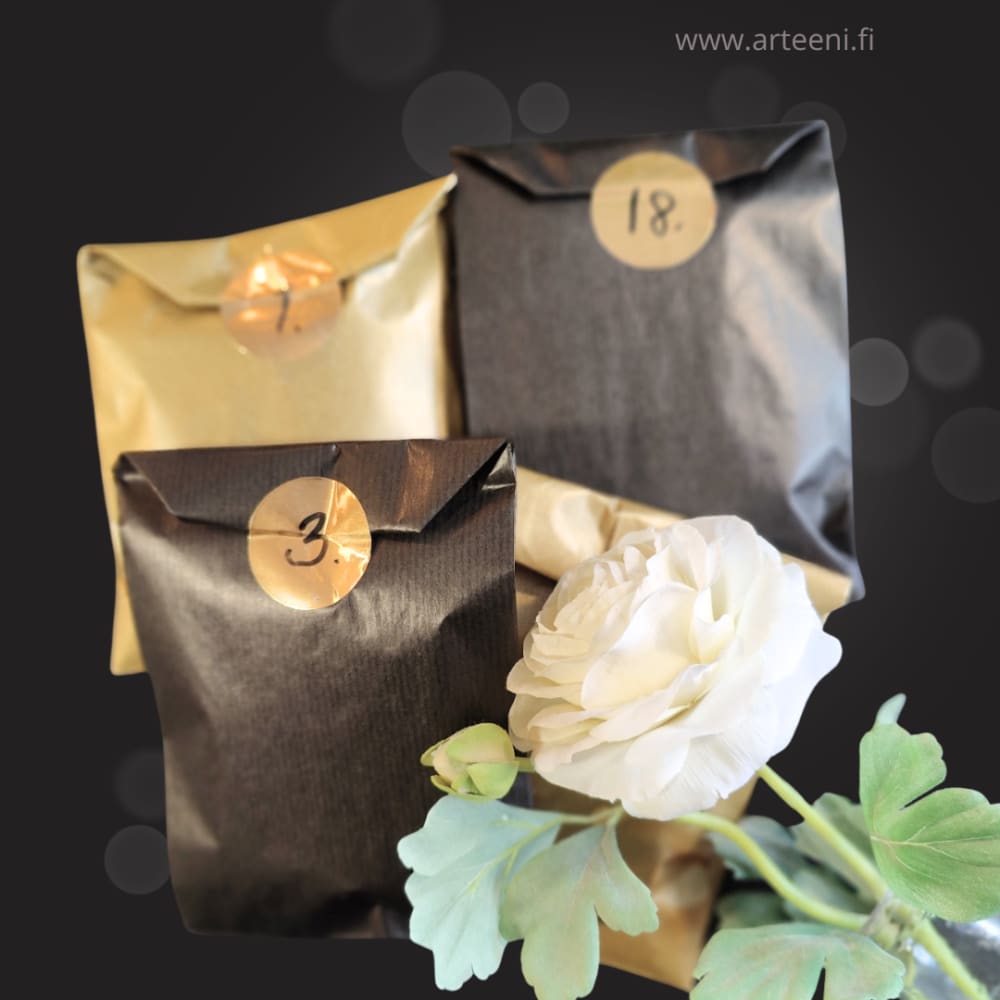 Arteenin lankajoulukalenteri 2025 sisältää 24 yksittäispakattua käsinvärjättyä minivyyhtiä merinovillasukkalankaa