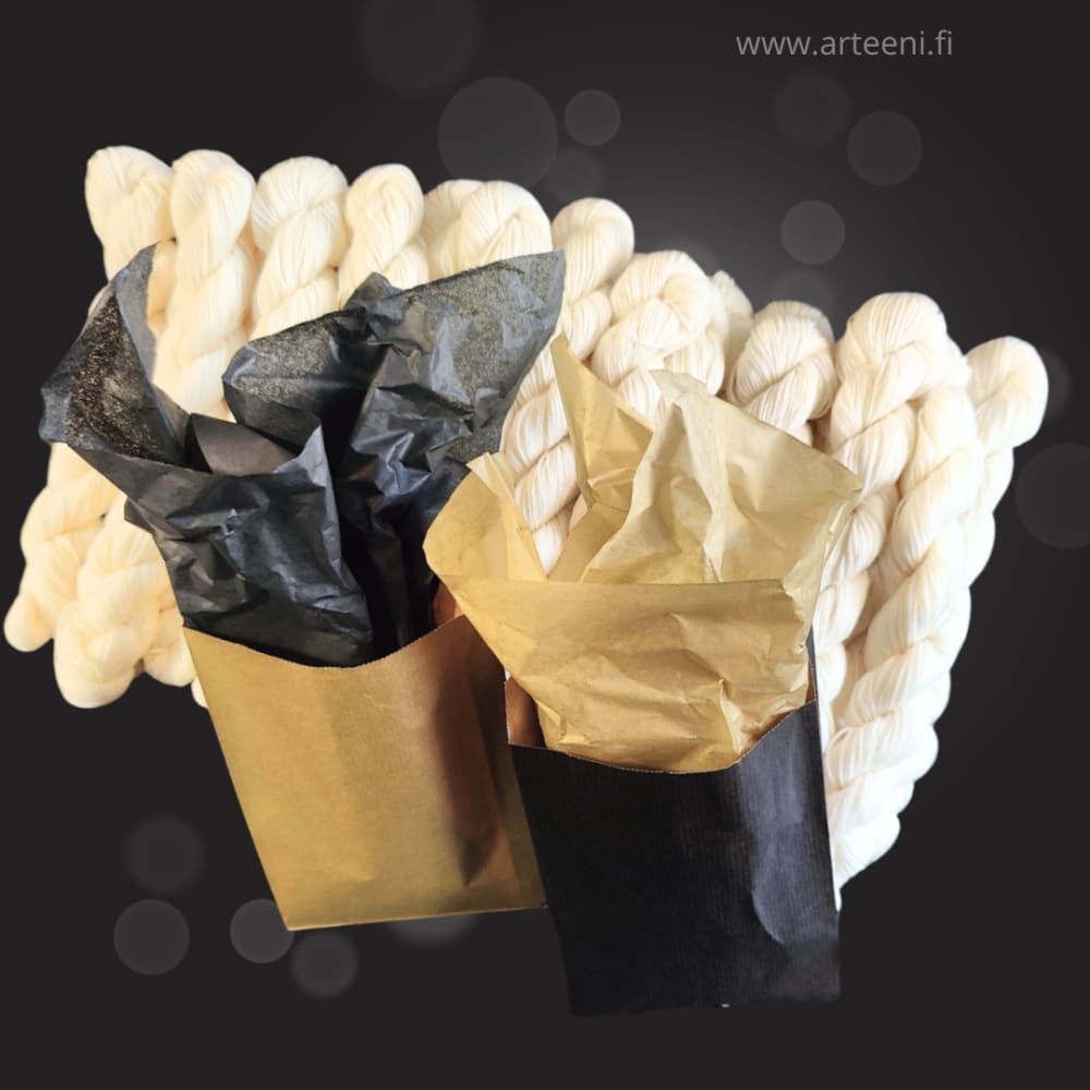 Arteenin lankajoulukalenteri 2025 sisältää 24 yksittäispakattua käsinvärjättyä minivyyhtiä merinovillasukkalankaa