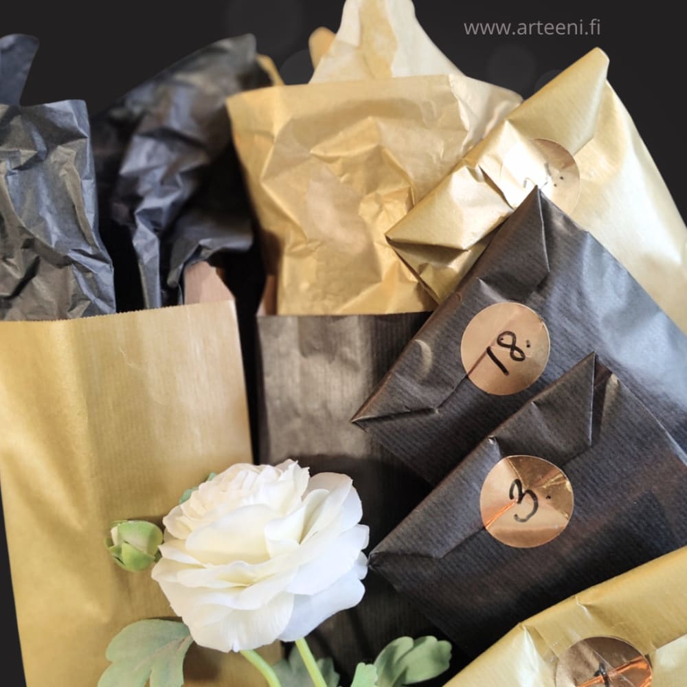 Arteenin lankajoulukalenteri 2025 sisältää 24 yksittäispakattua käsinvärjättyä minivyyhtiä merinovillasukkalankaa