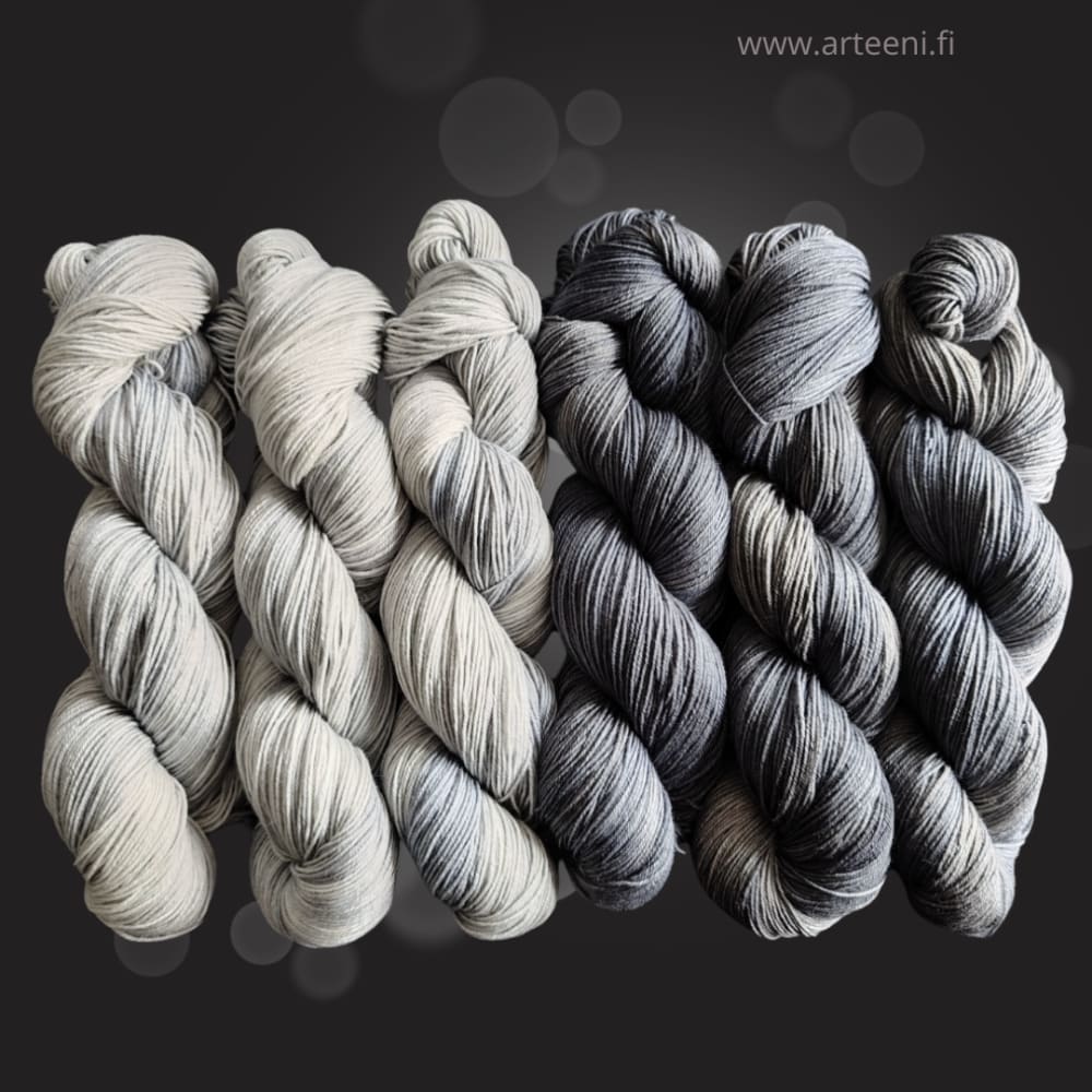 Arteenin lankajoulukalenterin lisäksi saatavilla samaa pesunkestävää merinovillasukkalankaa tummana tai vaaleana eläväisenä harmaana.