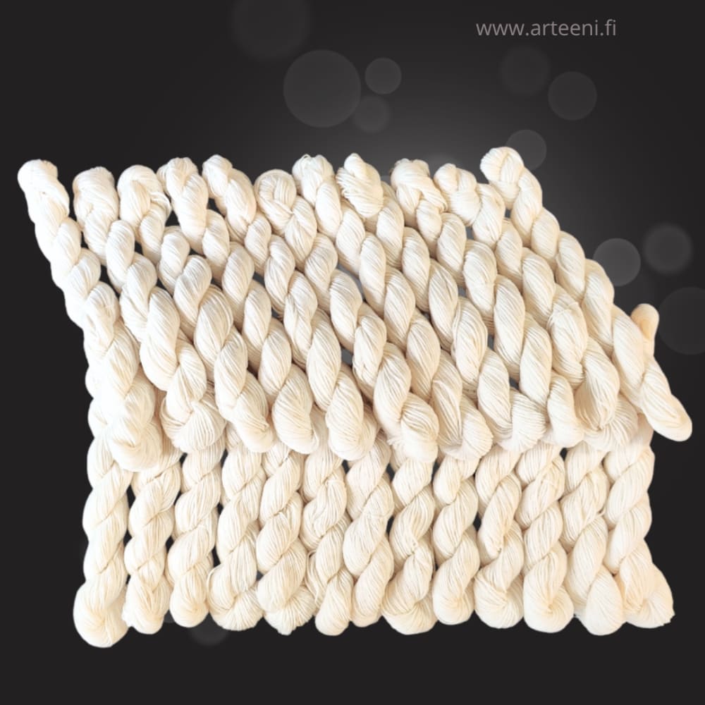 Arteenin lankajoulukalenteri 2025 sisältää 24 yksittäispakattua käsinvärjättyä minivyyhtiä merinovillasukkalankaa