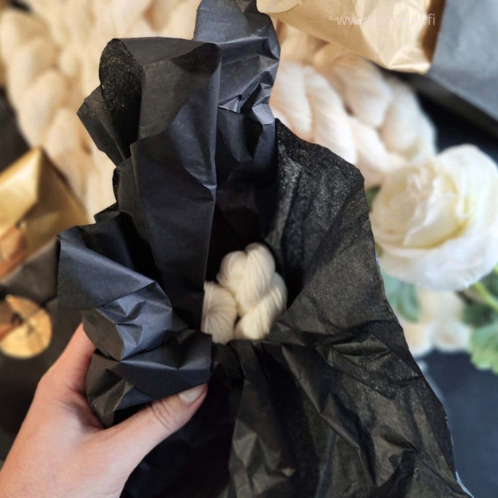 Arteenin lankajoulukalenteri 2025 sisältää 24 yksittäispakattua käsinvärjättyä minivyyhtiä merinovillasukkalankaa