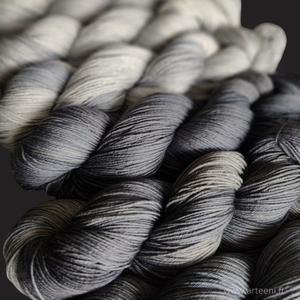 Arteenin lankajoulukalenterin lisäksi saatavilla samaa pesunkestävää merinovillasukkalankaa tummana tai vaaleana eläväisenä harmaana.