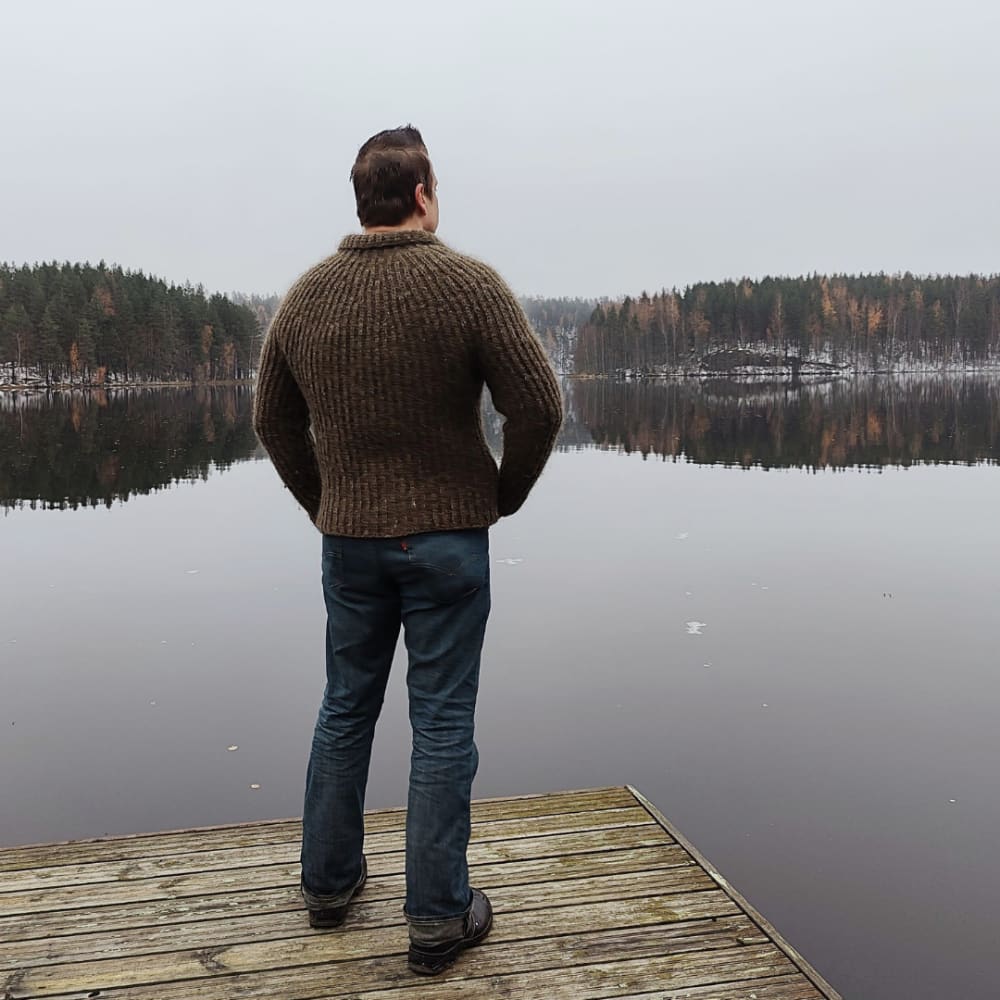 Havukainen kaarrokeneuletakki ulkoilussa - lämmin, istuva ja ryhdikäs villatakki kolmelle vuodenajalle.