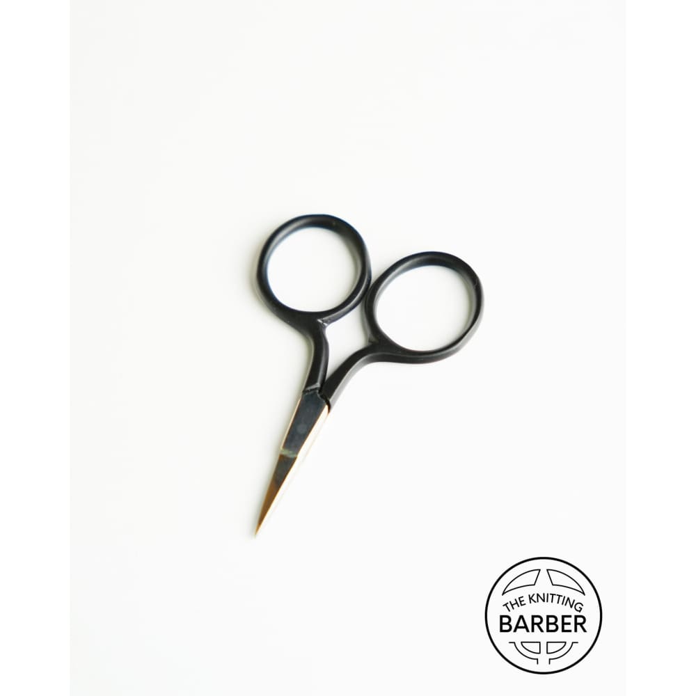 Pienet mustat lankasakset sopivat lankakäsitöihin ja kulkevat mukana myös lentokoneessa