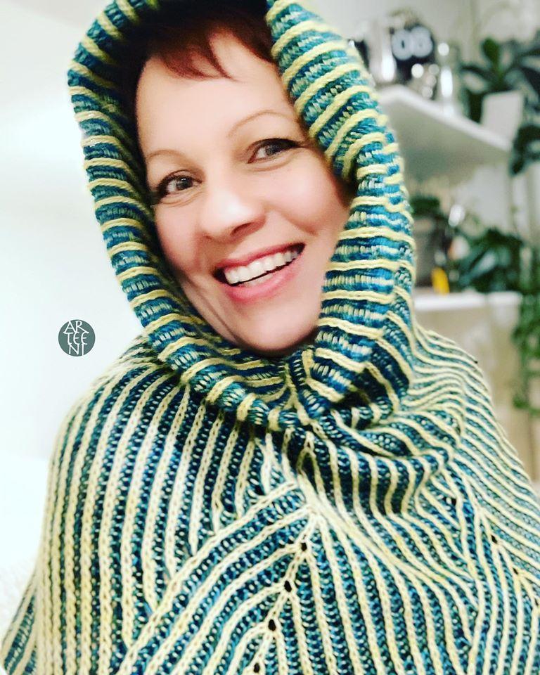 Kuulakka – monikäyttöinen briossineuleinen kauluri-poncho, jota voi käyttää myös huppuna. Elegantti ja suojaava asuste arkeen ja juhlaan.