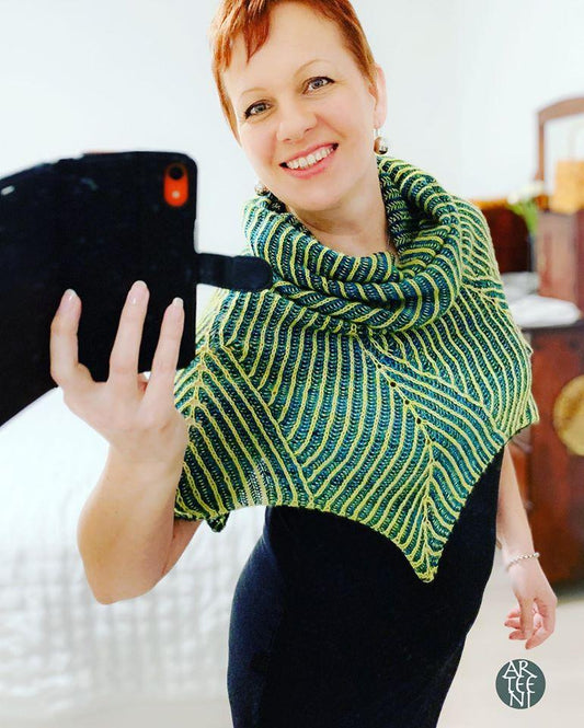 Kuulakka – monikäyttöinen briossineuleinen kauluri-poncho, jota voi käyttää myös huppuna. Elegantti ja suojaava asuste arkeen ja juhlaan.