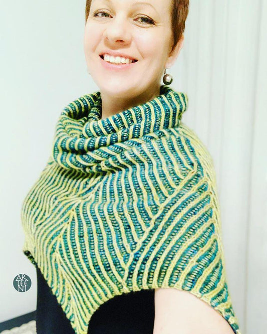 Kuulakka – monikäyttöinen briossineuleinen kauluri-poncho, jota voi käyttää myös huppuna. Elegantti ja suojaava asuste arkeen ja juhlaan.