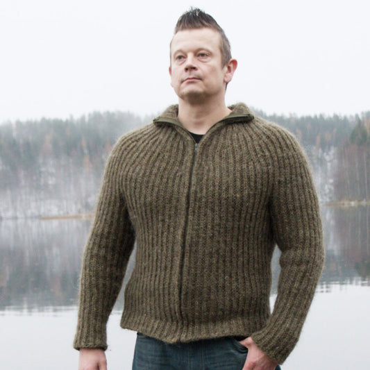 Havukainen kaarrokeneuletakki ulkoilussa - lämmin, istuva ja ryhdikäs villatakki kolmelle vuodenajalle.