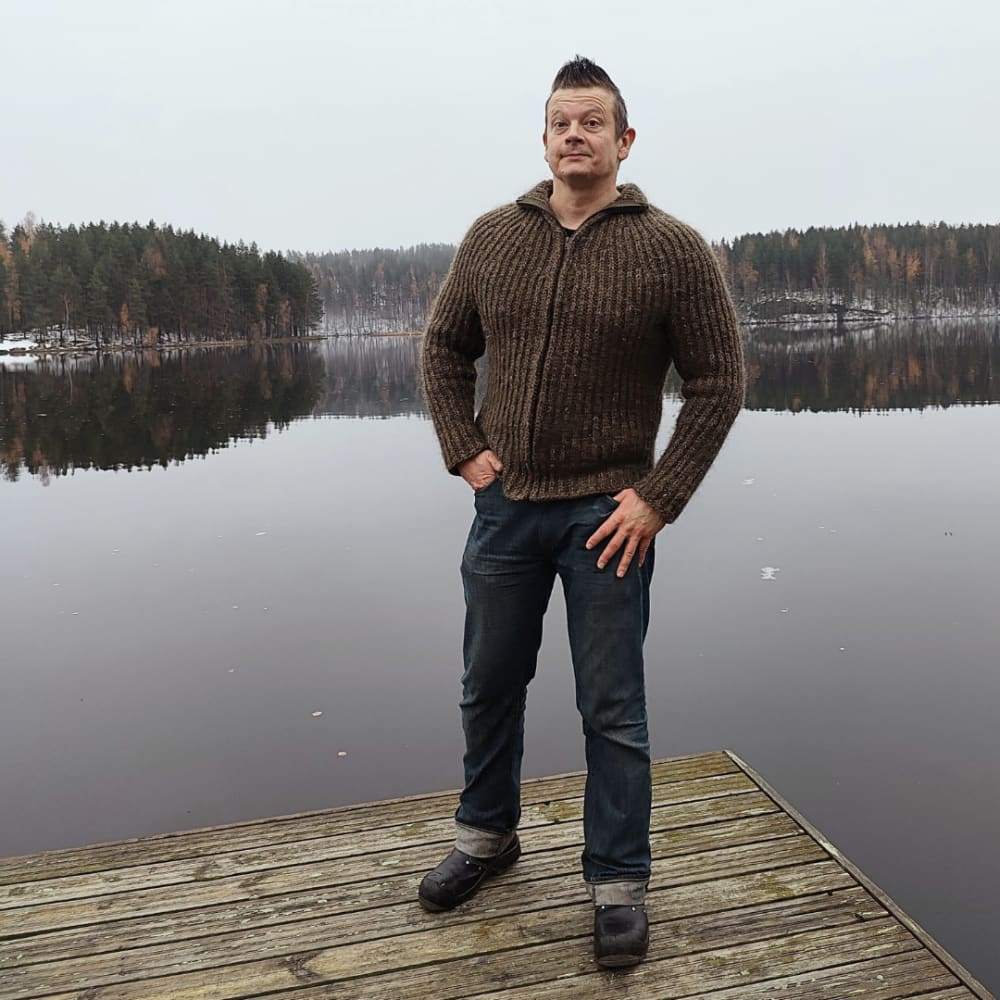 Havukainen kaarrokeneuletakki ulkoilussa - lämmin, istuva ja ryhdikäs villatakki kolmelle vuodenajalle.