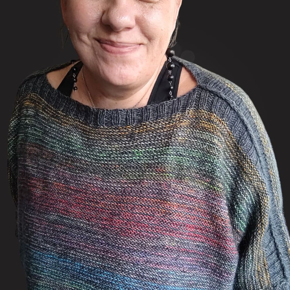 Väljä lepakkohihainen neulepaita arkeen ja juhlaan. Nopea neuloa, helppo muokata ja täydellinen mekkojen ja toppien päälle ympäri vuoden. Pue oikein tai nurinpäin!