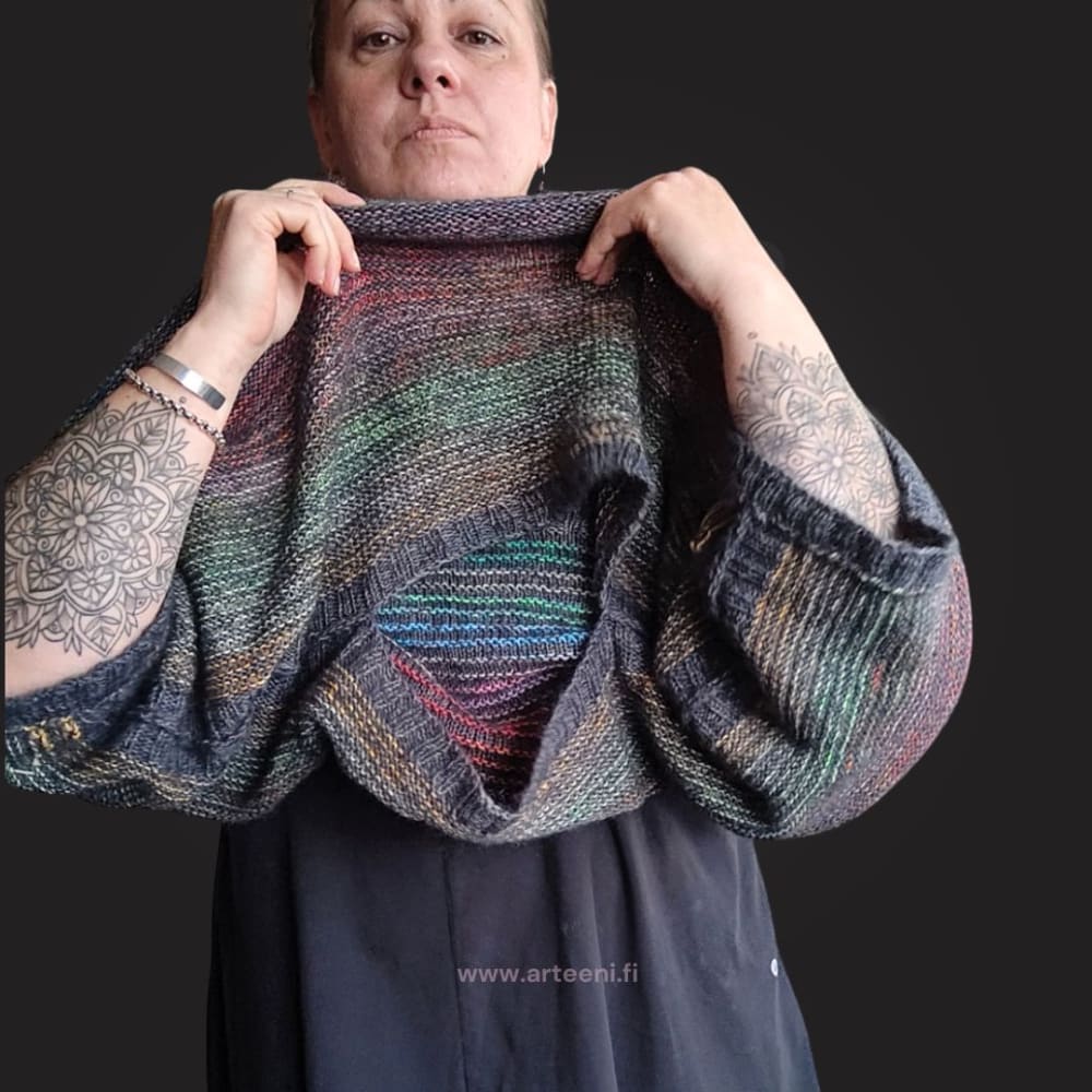 Väljä lepakkohihainen neulepaita arkeen ja juhlaan. Nopea neuloa, helppo muokata ja täydellinen mekkojen ja toppien päälle ympäri vuoden. Pue oikein tai nurinpäin!